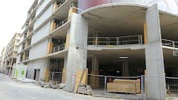 Seit fast einem halben Jahr steht die Baustelle auf der Mariahilfer Straße schon still. Je näher ...