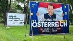 „Vorhang auf“ (erinnert ein wenig ans Kasperltheater) plakatiert die FPÖ, die in Umfragen voraus liegt. Dahinter das ÖVP-Plakat. (Bild: Meinert Claus)