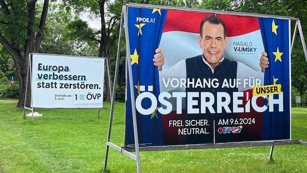 "Curtain up" (a little reminiscent of Punch and Judy) is the poster of the FPÖ, which is ahead in the polls. Behind it is the ÖVP poster. (Bild: Meinert Claus)
