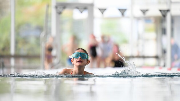 Beim von der „Krone“ präsentierten Pinguin Cup beweisen sich Schulklassen im Schwimmen.