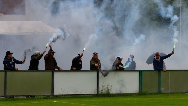 Fans bejubelten das Meisterstück mit Pyrotechnik. (Bild: Fussball-Impressionen vom Salzburger Unterhaus)