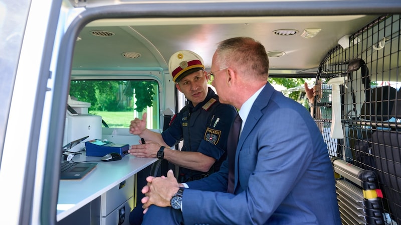 Beim Lokalaugenschein in St. Pölten informierte sich Karner über Drogenkontrollen im Straßenverkehr. (Bild: BMI/Karl Schober)