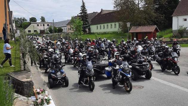 Gemeinsam fuhren die Motorradfahrer nach der Heiligen Messe durch die Orte. (Bild: ZVG)