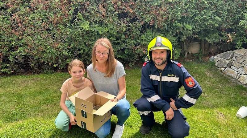 Beate und Miriam Hahn lotsten in Allentsteig die Einsatzkräfte zu den Vogelküken in Not. (Bild: FF Zwettl)