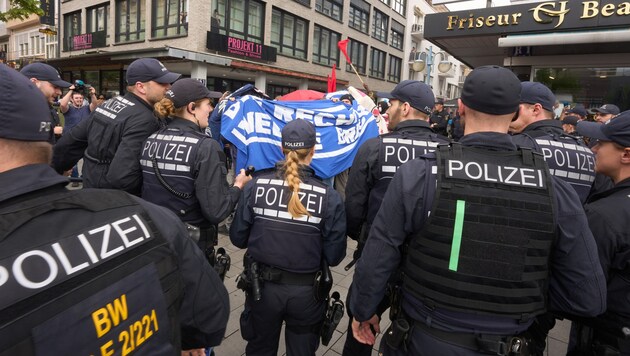 Cuma günkü bıçaklı saldırının ardından Pazar günü Mannheim'da sağcı ve solcu gruplar arasında çatışmalar yaşandı. Polis olaya müdahale etmek zorunda kaldı. (Bild: picturedesk.com/Thomas Frey/dpa)