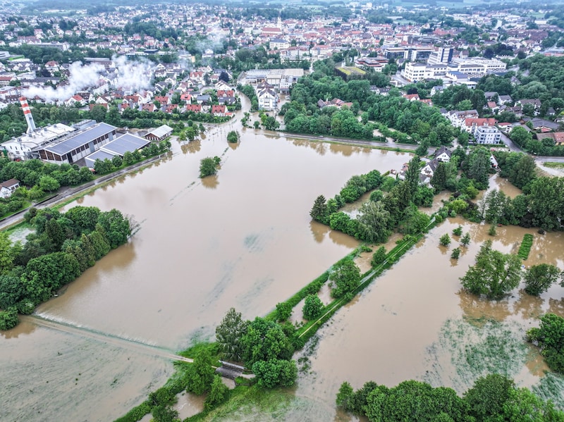 In Teilen Süddeutschlands spricht man von einer Jahrhundertflut. (Bild: APA Pool/dpa/Jason Tschepljakow)