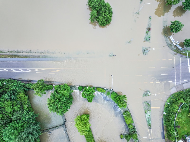 Viele Straßen sind nicht mehr befahrbar. (Bild: APA Pool/dpa/Jason Tschepljakow)