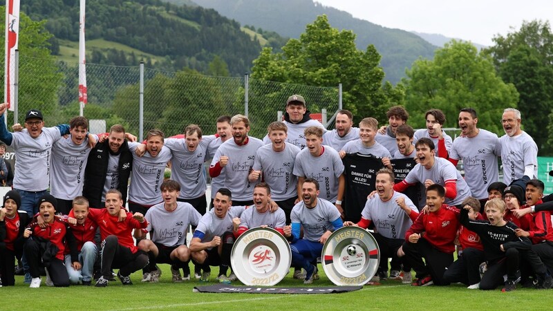 Mittersill bejubelt den Durchmarsch in die 1. Landesliga. (Bild: Fussball-Impressionen vom Salzburger Unterhaus)