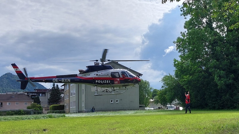 Yaralı adamın şok geçiren arkadaşları polis helikopteriyle vadiye indirildi. (Bild: ZOOM Tirol/zoom.tirol)