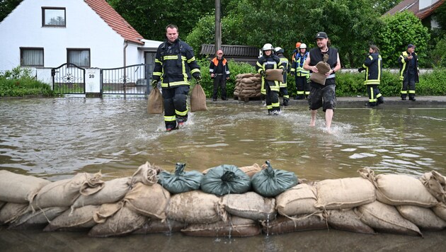 A bajorországi Reichertshofen közelében lévő Ebenhausen üzemben hétfő este átszakadt egy gát. (Bild: AFP)