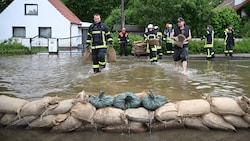 Im bayrischen Ebenhausen-Werk bei Reichertshofen ist in der Nacht auf Montag ein Damm gebrochen. (Bild: AFP)