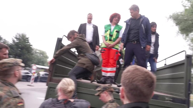 Der deutsche Vizekanzler Robert Habeck und der bayrische Ministerpräsident Markus Söder besuchen den vom Hochwasser stark betroffenen Ort Reichertshofen in Oberbayern. (Bild: AFP)