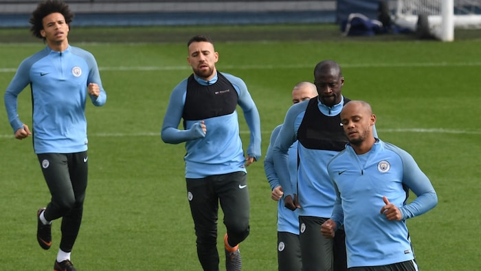 Sane (ganz links) spielte bei Manchester City mit Vincent Kompany (ganz rechts vorne), ehe der ...
