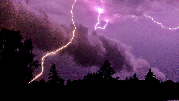 Gewitter zogen erneut über Salzburg (Bild: APA/dpa-Zentralbild/Julian Stähle)