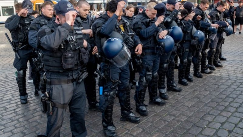 Police officers mourn their dead colleague. (Bild: AP/The Associated Press)