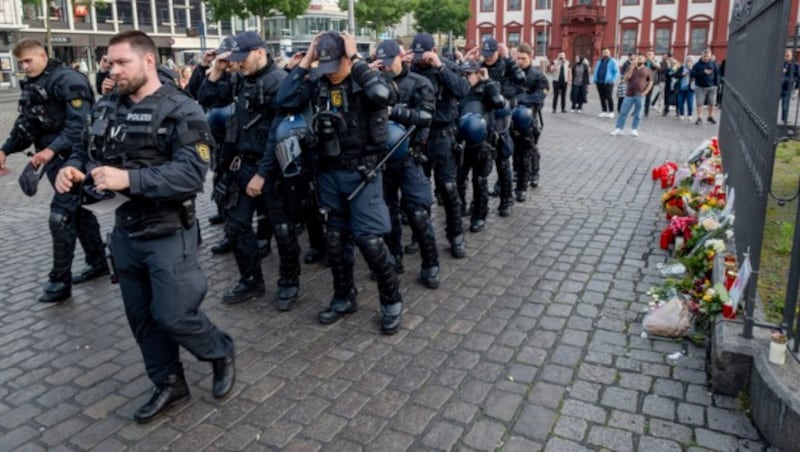 Polis memurları ölen meslektaşlarının yasını tutuyor. (Bild: AP/The Associated Press)