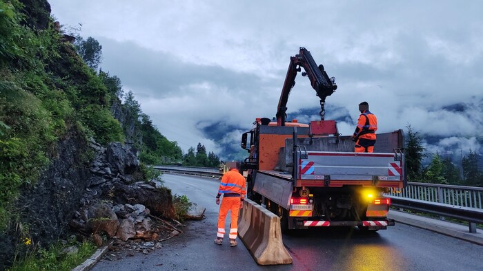 Die Aufräumarbeiten an der Gerlosstraße laufen auf Hochtouren.