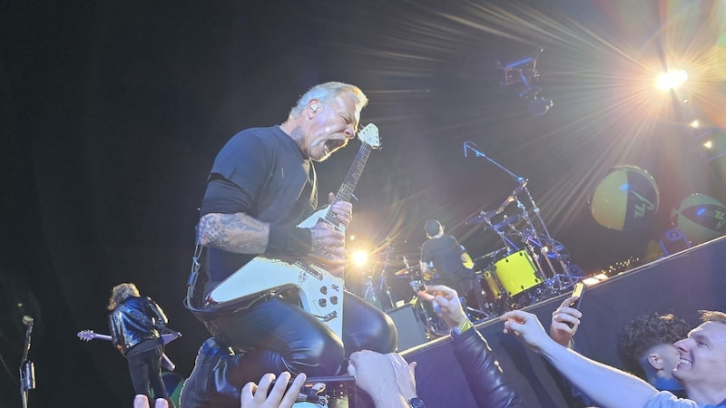 Metallica frontman James Hetfield (60) in action (Bild: Kronen Zeitung/Leserreporter M.)
