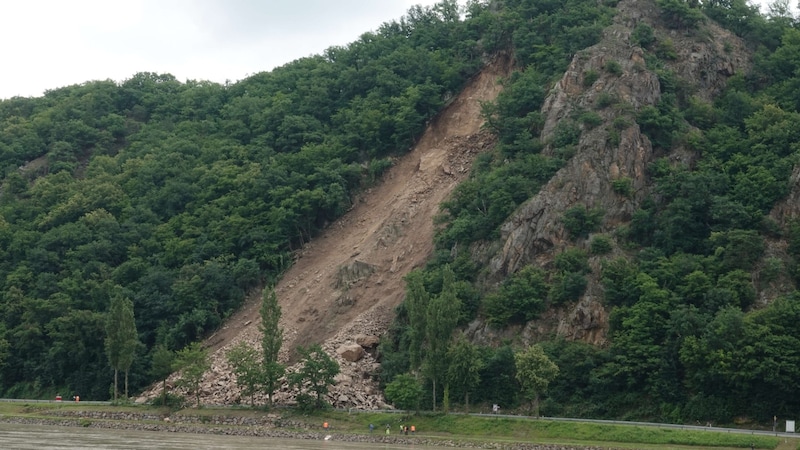 Wachau bölgesinde B33 üzerinde kaya düşmesi (Bild: DOKU-NÖ)