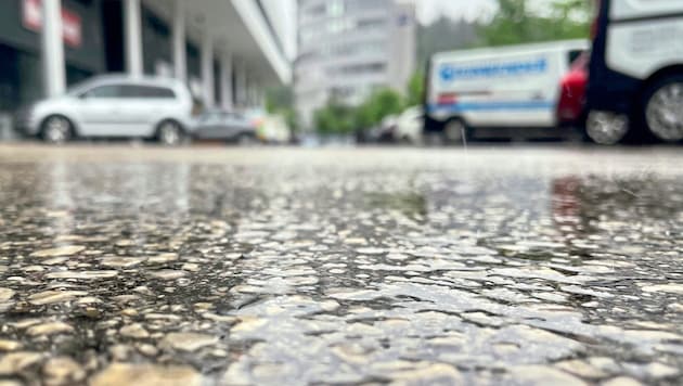 Dunkle Wolken, kräftiger Regen und nasse Straßen: Das Unwetter sorgte am Dienstag in Vorarlberg ...
