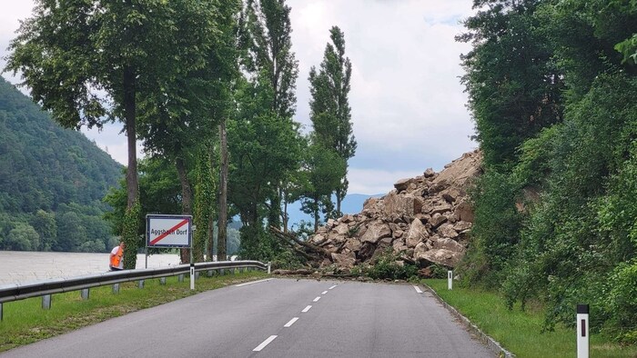 Rockfall on the B33 in the Wachau region