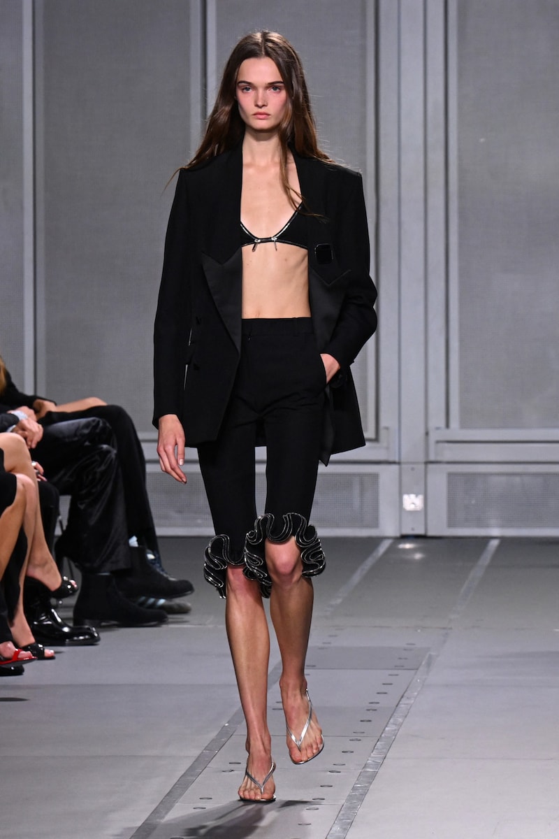 Coperni styled these cute three-quarter length trousers with a casual blazer. (Bild: AFP/APA/Miguel MEDINA)