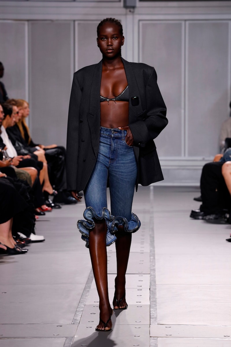 Modaya uygun kapri pantolonlar denim tarzında da harika görünüyor. (Bild: picturedesk.com/CAMERA PRESS / Camera Press / picturedesk.com)