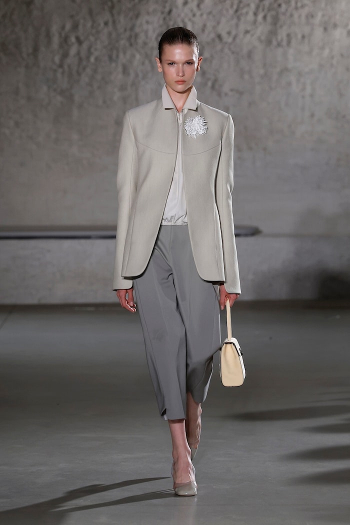 Tori Burch kombinierte zu grauen lockeren Capri-Hosen einen eleganten Look.