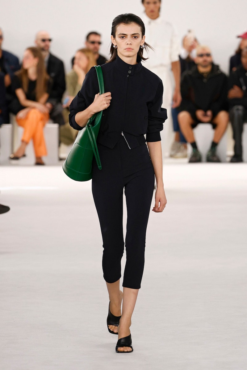 A teljesen fekete öltözékek különösen mutatósak a capri nadrágokkal. (Bild: picturedesk.com/Ik Aldama / dpa Picture Alliance / picturedesk.com)