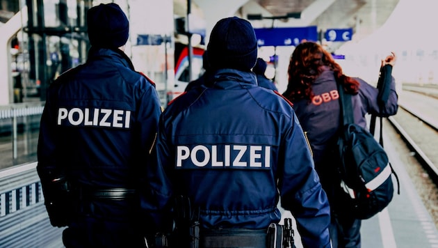 The police helped the train attendants to direct passengers without a reservation off the train (symbolic image). (Bild: ANDREAS TROESTER)