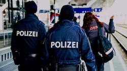 Die Polizei unterstützte die Zugbegleiter, Fahrgäste ohne Reservierung aus dem Zug zu weisen ...