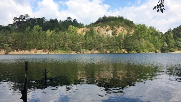 Um das Planschen im Steinbruchsee zu verhindern, hat die Gemeinde hart durchgegriffen. (Bild: Stefan Lirsch)