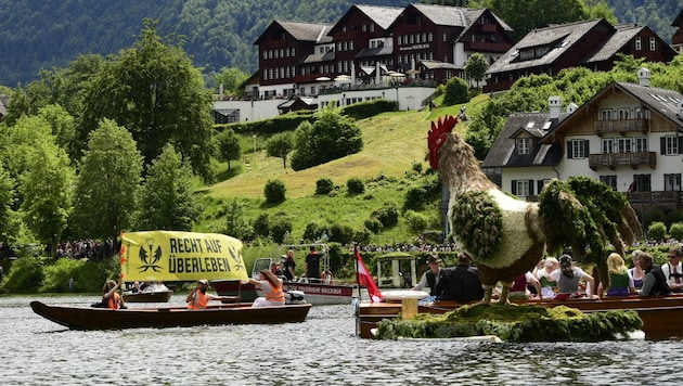 Die Letzte Generation platze in den traditionellen Bootskorso am Narzissenfest. (Bild: Letzte Generation Österreich)