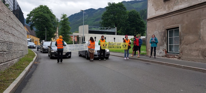 Klimaaktivisten blockierten die Zufahrt zum Erzbergrodeo.