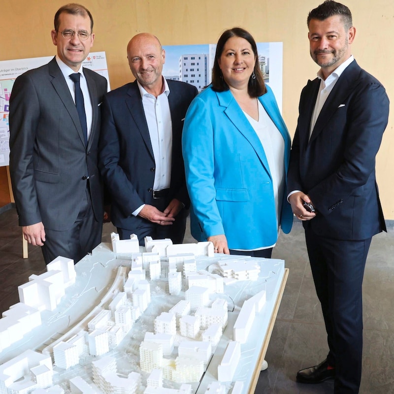 Hans-Peter Weiss, head of property developer ARE, municipal housing board member Paul Steurer, Deputy Mayor Kathrin Gaál and Wohnfornds Managing Director Gregor Puscher (Bild: Zwefo)