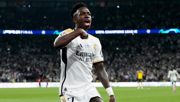 Vinicius Junior könnte bald nicht mehr im Real-Trikot jubeln.  (Bild: AP ( via APA) Austria Presse Agentur/ASSOCIATED PRESS)