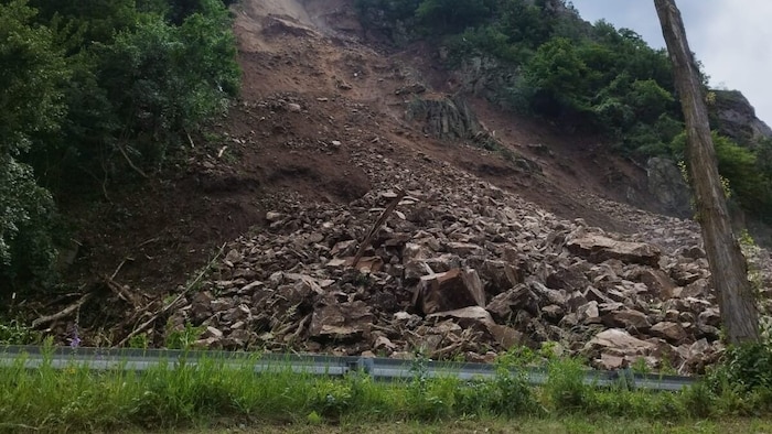 Felssturz auf der B33 in der Wachau