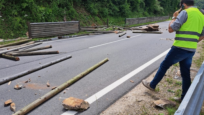 Felssturz auf der B33 in der Wachau