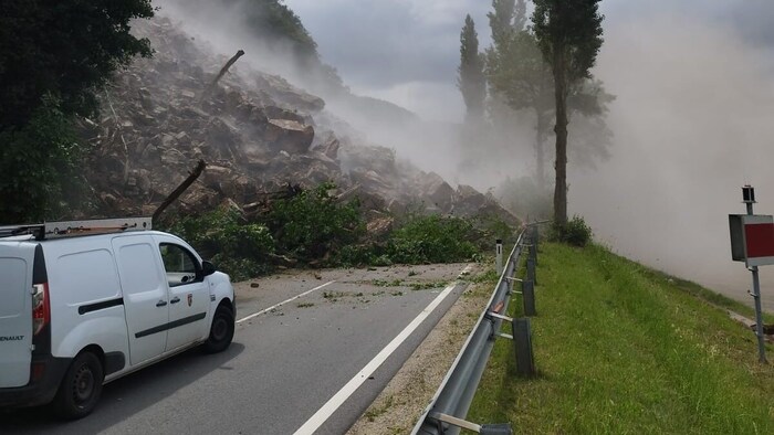Felssturz auf der B33 in der Wachau