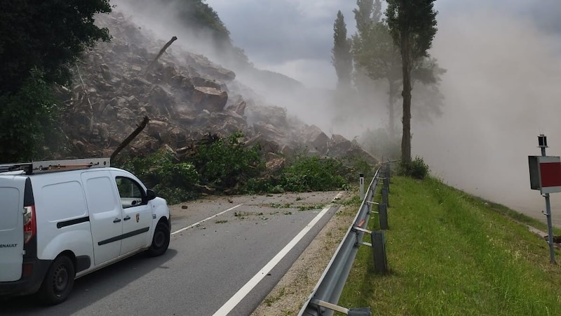 Wachau bölgesindeki B33 otoyolunda kaya düşmesi (Bild: privat)