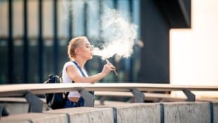 Vor allem  junge Menschen greifen vermehrt zu E-Zigaretten. 