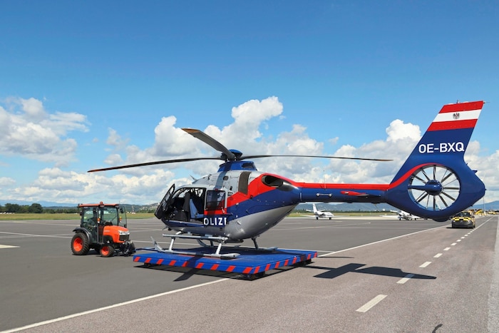 Wolfgang Hofer zieht „seinen“ Hubschrauber auf die Startbahn.