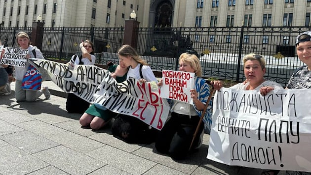 On their knees, the women are pleading with the Russian Ministry of Defense to finally hear their voices. (Bild: Ostorozhno novosti)