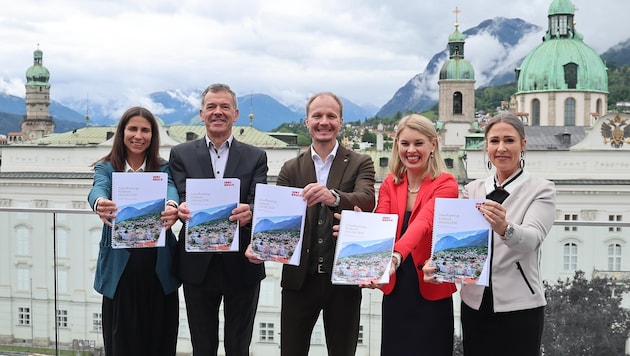 Der ressortführende Teil des Stadtsenates (v. li.): StR J. Bex, Vize-BM G. Willi (beide Grüne), BM J. Anzengruber (JA), Vize-BM E. Mayr (SPÖ) und StR M. Lutz (JA) mit dem Zukunftsvertrag. (Bild: Birbaumer Christof)