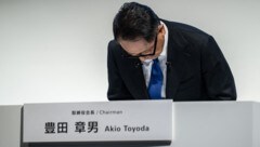 Toyota-Verwaltungsratschef Akio Toyoda, Enkel des Firmengründers, entschuldigt sich. (Bild: AFP/APA/Yuichi YAMAZAKI)