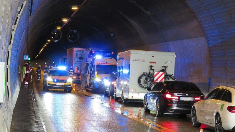 Am Wochenende krachte es gleich in zwei Autobahn-Tunnel (Bild: FF Pfarrwerfen)