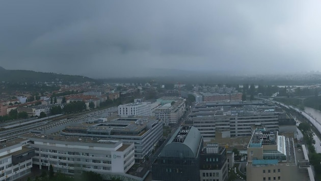 The storm has already reached the federal capital. There are thunderstorms and rain showers. (Bild: Kronen Zeitung)