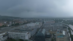 Auch die Bundeshauptstadt hat das Unwetter bereits erreicht. Dort herrschen Gewitter und Regenschauer. (Bild: Kronen Zeitung)