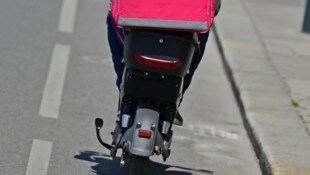 Immer öfter benutzen die Essenszusteller mit ihren selten schlanken E-Mopeds auch Rad- und Fußwege. (Bild: Wolfgang Spitzbart)