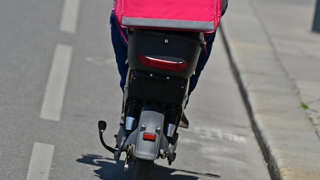 Food delivery drivers are increasingly using cycle paths and footpaths with their rarely slim e-mopeds. (Bild: Wolfgang Spitzbart)